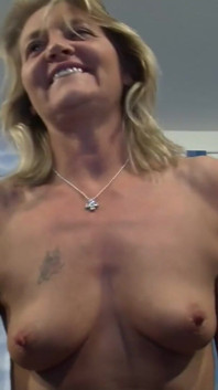 Une MILF sexy passe un bon moment avec son mari