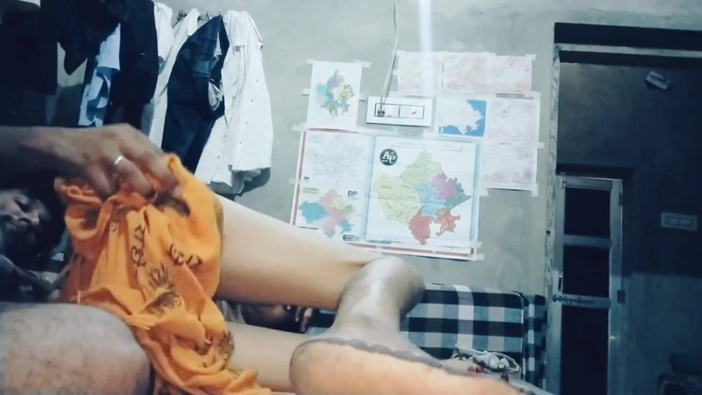 CHOUDHARYJAAN: Aku ngentot sama temanku di kamarku