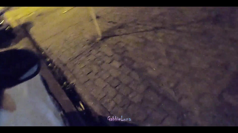 Gabbie Luna: Desayuno en la calle! ¡La perra de 18 años me mama gratis...