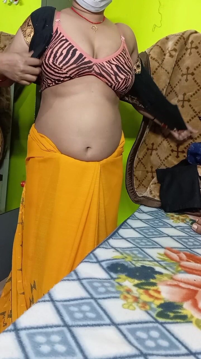 Manjushukla: Une belle bhabhi indienne enlève son sari.