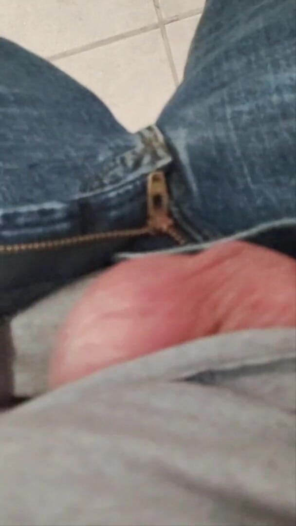 Ballbuster boi: Młody popiersie piłki self buster popiersie orzechy w łazience Walmart