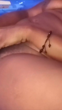 Mi scopo la figa con una bottiglia di deodorante