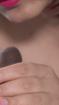 Nahaufnahme: Komm in den mund der stiefschwester, während sie mir den besten nassen blowjob mit bestem creampie gibt.