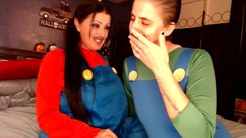 Abby Anna: Baiser lesbien, cosplay d’Halloween