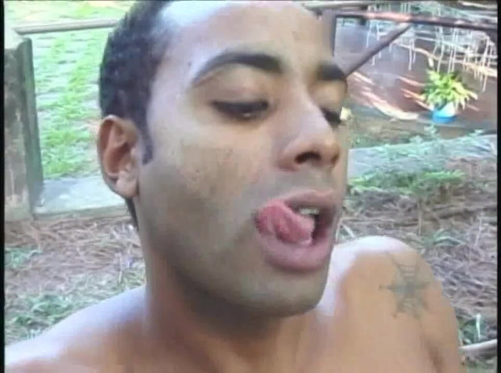 Gaybareback: Il latino succhia il suo amico nella foresta