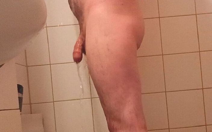 Uhri: Il mio cazzo non circonciso sotto la doccia