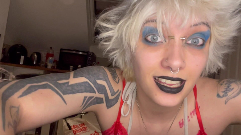 Glitterqueen1999: Cpr - corazonante de enfermera con traje de giganta