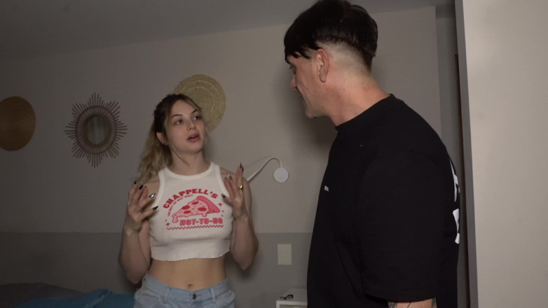 Knock Knock Club: 여친, 내 입에 맞지 않아! 운 좋은 노인의 거대한 자지를 공유하는 Keila &amp;Steff