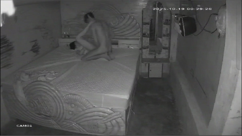Hot Nisha bhabhi: 和邻居男友做爱，老公被拍到
