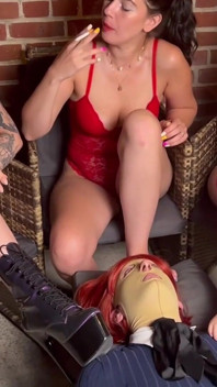 Französisches Pegging - Femdom-raucherinnen Und Sissy Zu Menschlichem Aschenbecher Reduziert