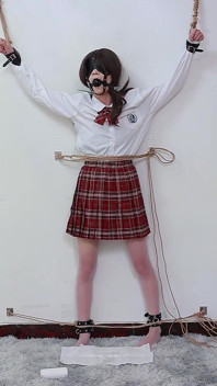 ウィッグをかぶった彼女を壁に縛り付けてくすぐる