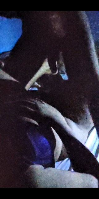 Creamy pussy: Ateşli sali yüksek sesle inleyerek izliyor ve işemeye devam ediyor