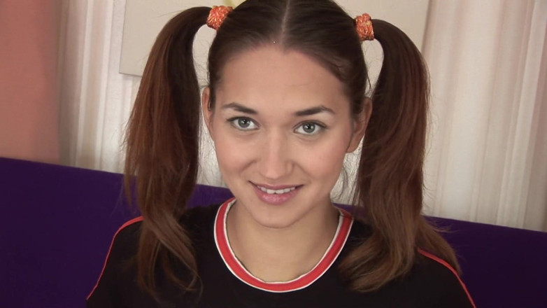 Teen Core Club: เธอถอดเสื้อผ้าที่รัดรูปเซ็กซี่ออกในพริบตา