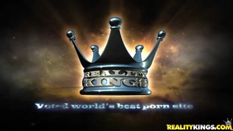 Euro Sex Parties: Petreceri sexuale europene - bruneta excitată Aspen are parte de doi...