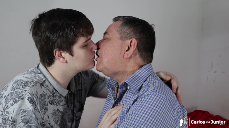 Carlos And Junior: Papà e il suo ragazzo si baciano