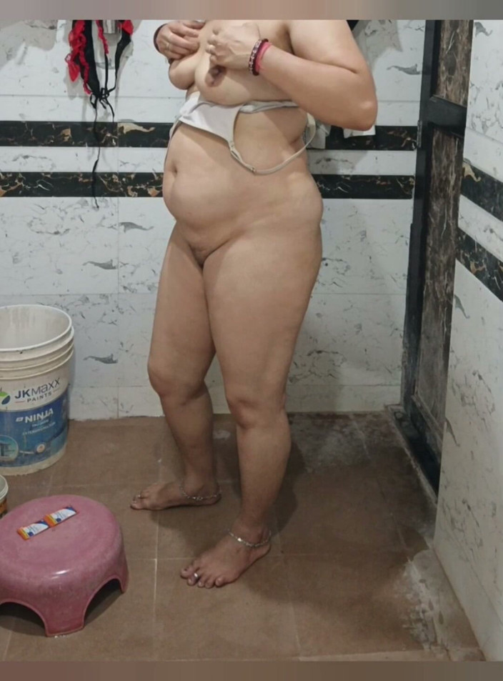 Priyahot77: Priya bhabi fa un caldo bagno spettacolo di un gran...
