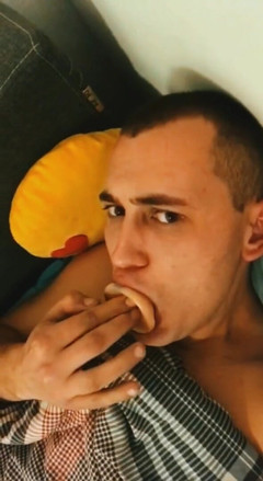 Merry Bell: Mladý Gay saje hračku