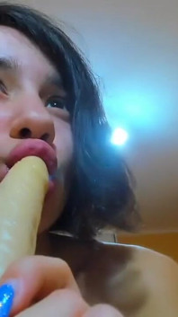 巨乳ホットブルネットMyla_angel吸うと巨大なディルドをファック!