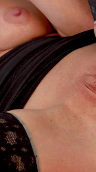 Ashleigh si tante seksi yang lagi sange joi & orgsam di kantor