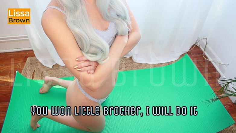 Lissa Brown: 我的继兄弟在我做瑜伽时偷窥我