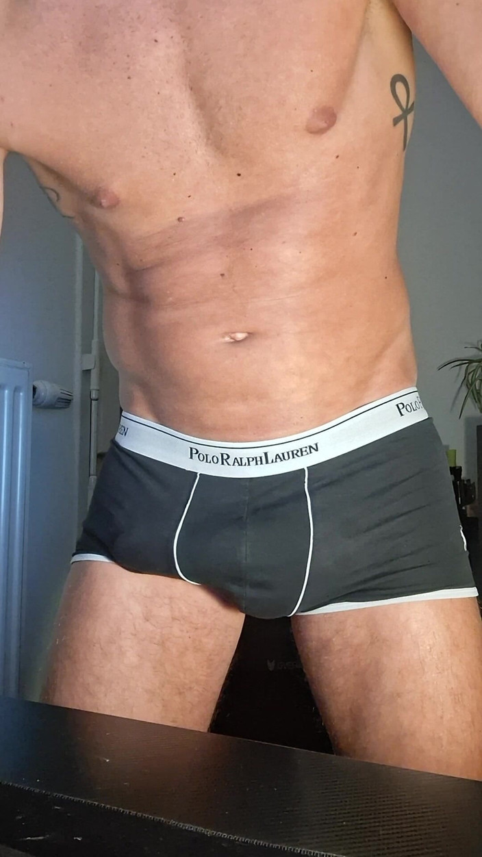 Xfroska: Una hermosa masturbación y strip tease