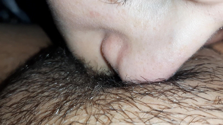 Lesbian-candys: 털이 무성한 보지를 빠르게 오르가즘 클로즈업으로 핥아