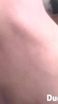 Un mec brune coquine se fait remplir la bouche d’une bite gigantesque non circoncise