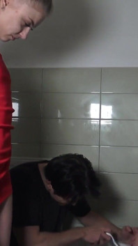 Fată blondă dominare feminină partea 2 Noi dominăm și umilim sclavul nostru Bobby!