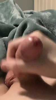 Il gay rosso si masturba e viene duro