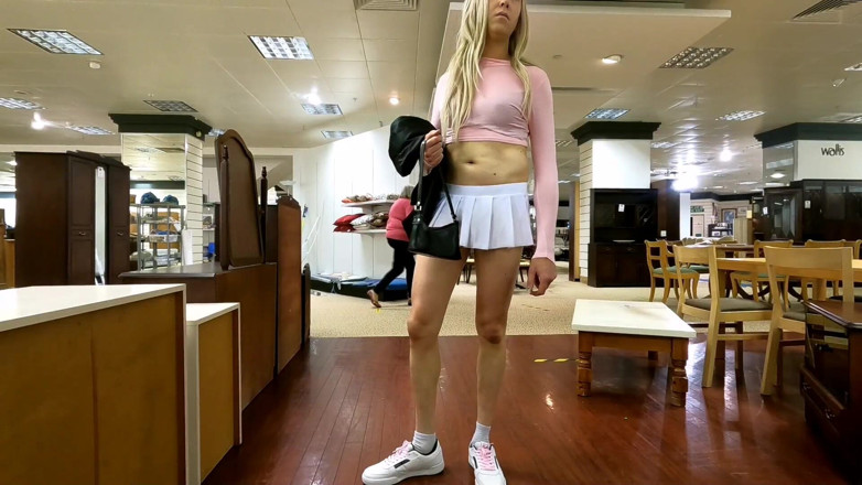 The Midnight Minx: Micro tennis rokstripper