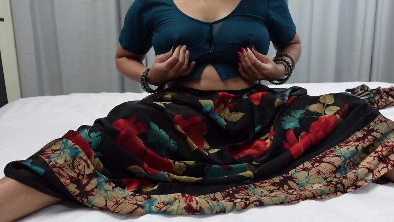 CurvyCumCouple69: Indiana calda e sexy milf si sditalina la figa all'orgasmo