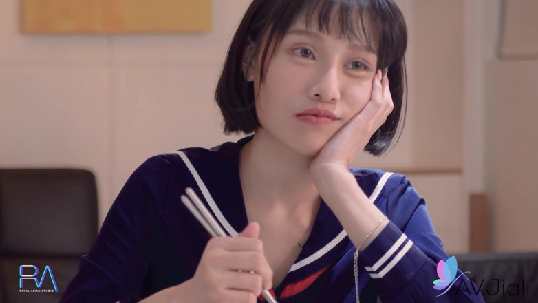 AV Jiali: Xiao ye ye menggoda dan ngentot sama pacar saudara tirinya...