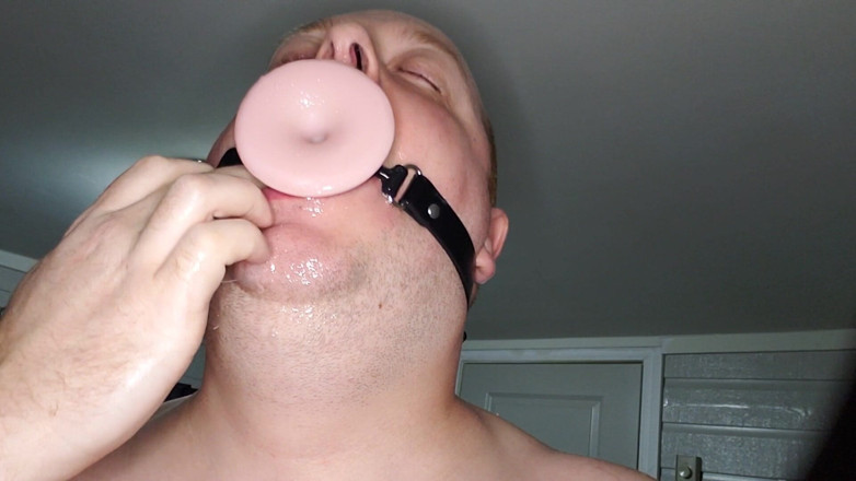 Charlieboy69: Đút sâu vào cổ họng một dương vật giả 7 inch...