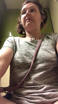 Stinkende Pisse Überrascht Heiße, Sexy MILF Auf Ihren Reisen