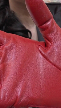 Guantes de cuero rojo: el aroma del cuero te hace débil, Lady Victoria Valente