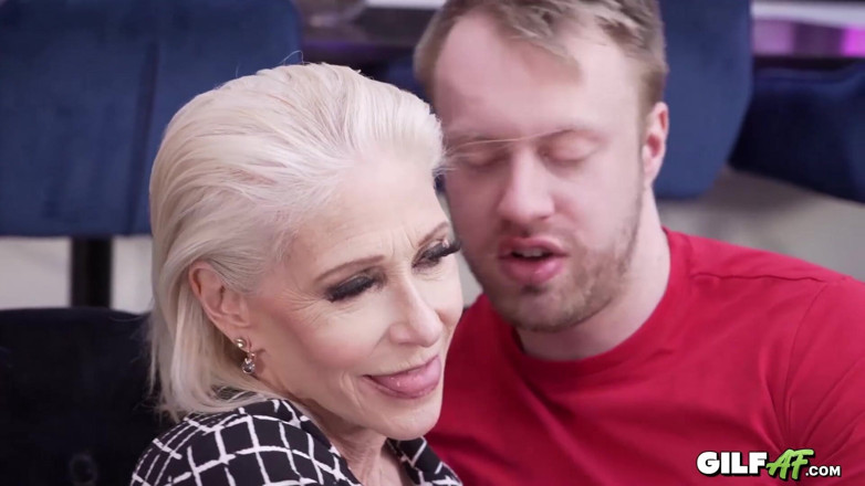 Gilf AF: Mormor blir knullad