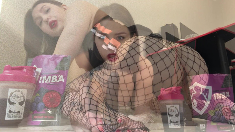 Honey Sasha: Si rambut coklat panas berseronok dengan dildo semasa suaminya dalam...