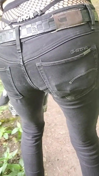 กะเทยโสเภณีในยีนส์ G-Star Raw โชว์หีให้พวกเสือผู้ชมในป่า Brunoy ที่รถตู้ Napoléon Vanessabitchx