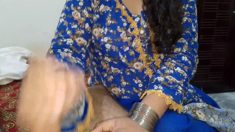 RedQueenRQ: Snacha chycena překvapením při službě tchánovi - hindský zvuk