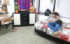 Eu fodo com meu melhor amigo na casa dos pais dele quando estávamos estudando