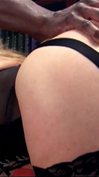 Sara, patronne blonde coquine à gros nichons, se fait baiser par un collègue au bureau