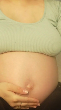 Mi hermanastra embarazada está enojada con su pequeña hermanastra, entonces la humilla, la golpea y luego la mastica como un caramelo.