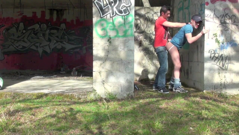 YOUNG FRENCH DUDES FUCKERS: Fundo sexy usado por top discreto em lugar ao ar...