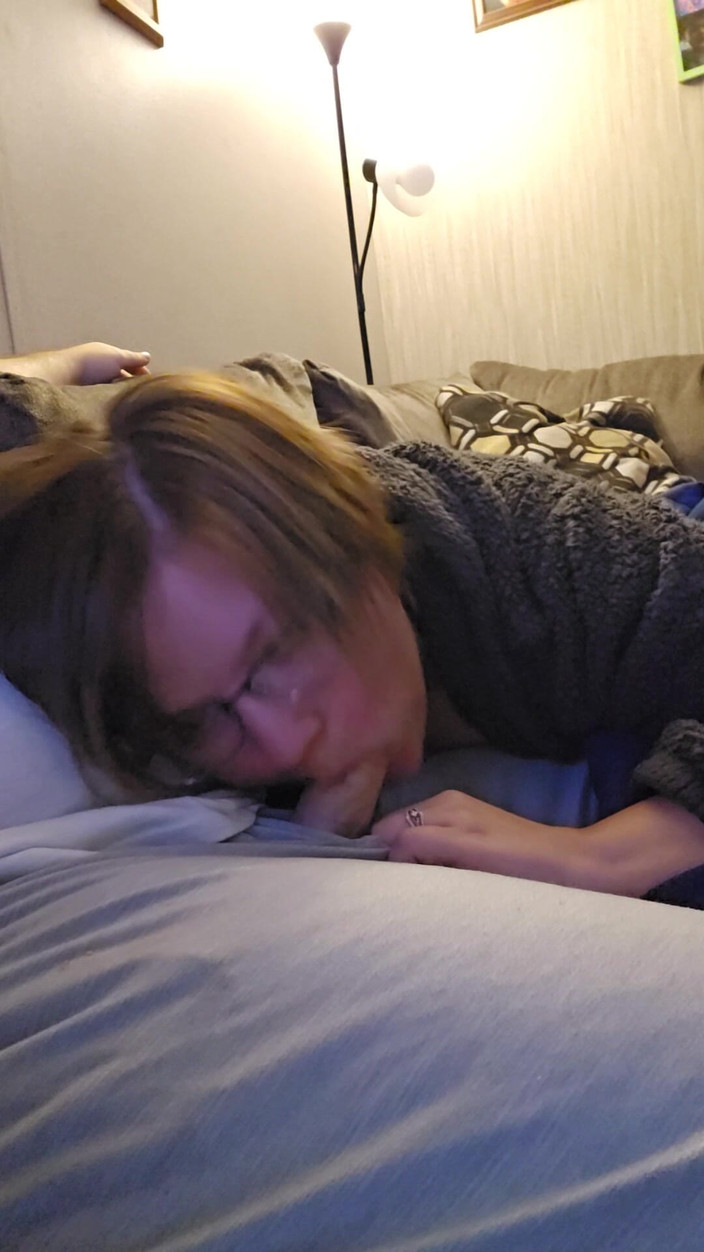 Funhousewife69: Aku lagi asik nyepong kontol cowok ini!