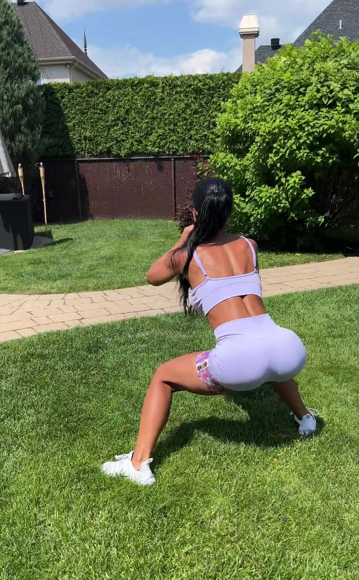 Miss Lexa: 汗だくの運動の後、お尻を食べますか?