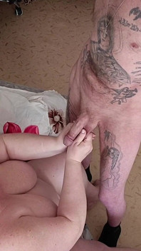 la ragazza gioca con il mio cazzo lo succhia e prende la sborra calda sulle sue tette