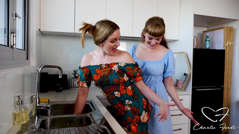 CharlieForde: Atrapado En El Fregadero Con Charlie Forde, Laney Day