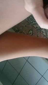 Femboy Dani se move em torno de pernas curvilíneas em meia-calça bronzeada