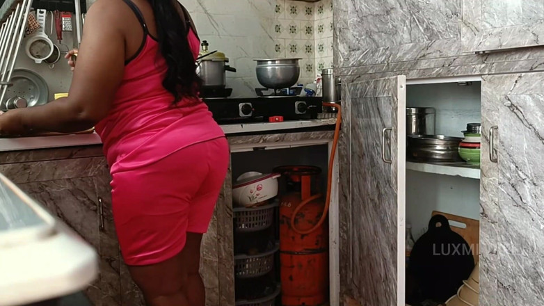 Luxmi Wife: Kuchyňský sex se švagrem - 1