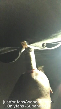 Adoration de grosses bites noires la nuit : pipe publique risquée et baise par la gorge
